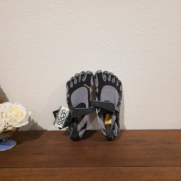 NWT Vibram Five Finger Shoes M1485 Sz 41 (US - 8 Mens) - Picture 1 of 3